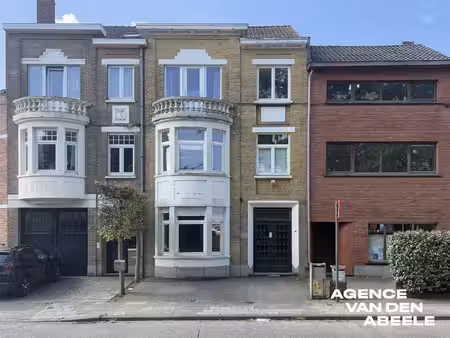 zeer ruime burgerswoning met 4 slaapkamers en groot terras nabij de smedenpoort
