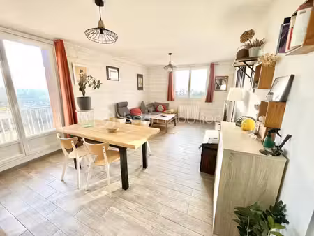 beau 3 pieces de 65 m2 très lumineux avec belle vue dégagée + cave + box