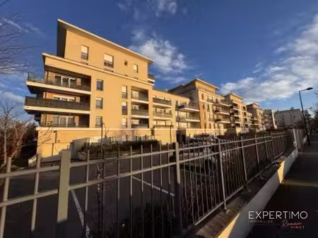 à louer – appartement 2 pièces avec balcon à trappes
