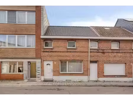 verzorgde gezinswoning met 3 slaapkamers  garage en tuin in