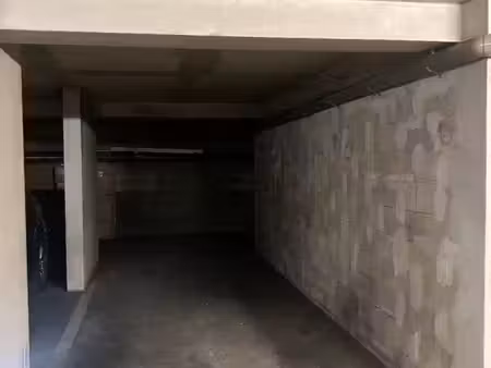 grande place de parking 20 m² (2 voitures)  sécurisée  métro baille  marseille