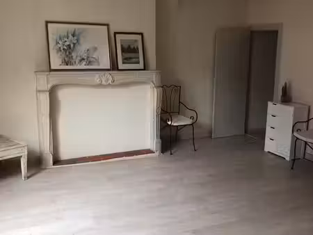 loue f2 bien situé au calme centre de bourbon