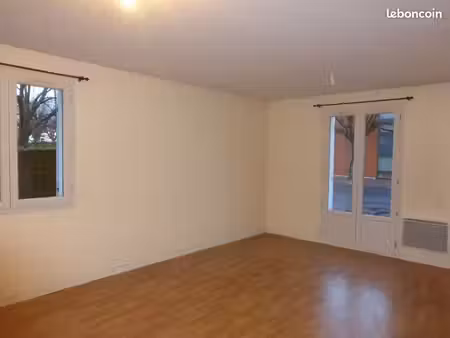 saintes proche hopital apt f2 parking privé