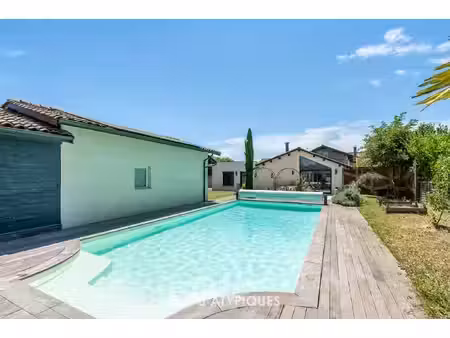 corps de ferme rénové avec piscine et extension contemporaine
