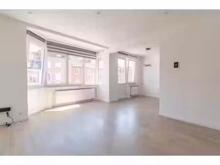 appartement à louer avec terrasse et 2 chambres   laeken (vbe77692)