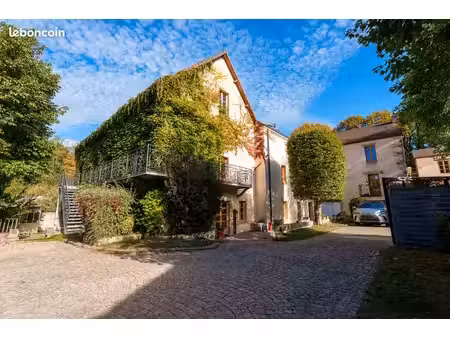 domaine d’exception : propriété de 867 m² habitables  6 6 ha de terrain  étang privé  pisc