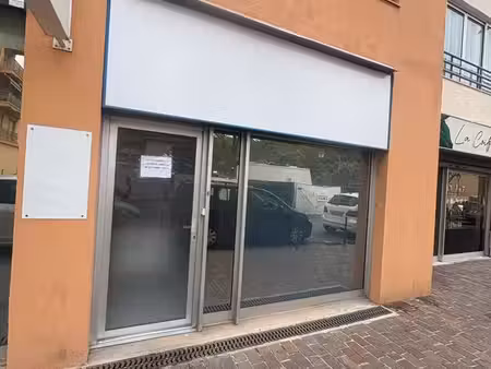 ? local commercial 55 m² – vitrine sur axe passant