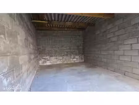 garage / garde meubles - 23m2  volume = 65m3  hypercentre . idéal aussi motos velos...