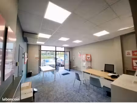 local commercial 70 m2 entrée zone albasud