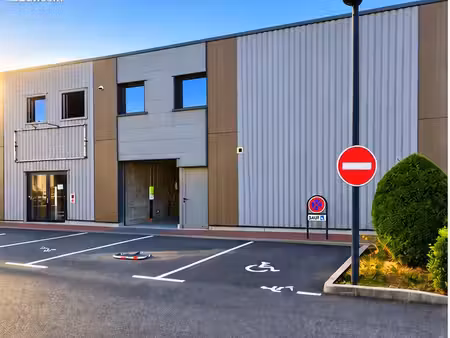 local dans zone commerciale de sillingy