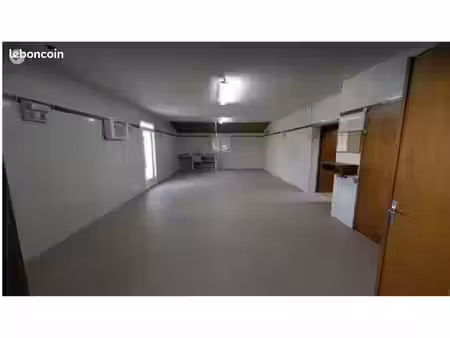 entrepôt de 300 a 600 m2 avec jardin - 2 chambres froides - a 10 minutes de niort