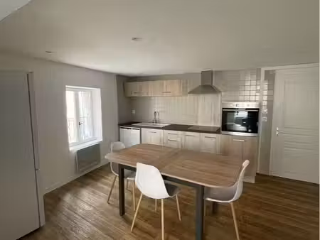 à vendre – appartement t3 de 61 76 m² – valréas centre historique – 107 000