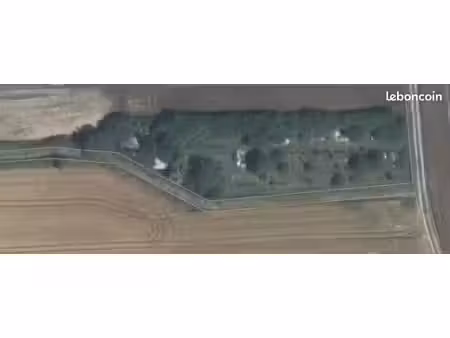 terrain avec bâtiments existant