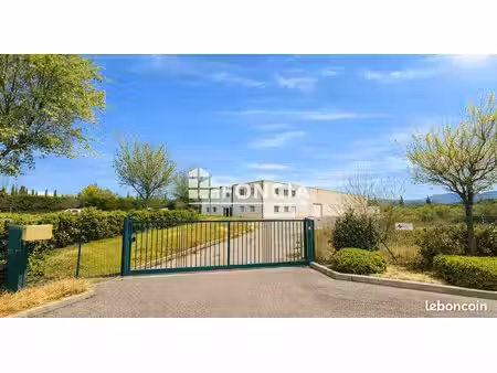 grand bâtiment de 1200 m2 de surface sur terrain de 5200 m2