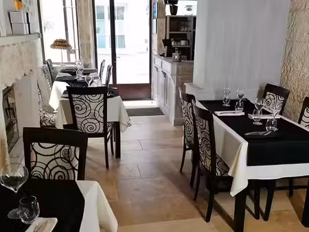 restaurant de charme avec possibilite d'appartement village du luberon