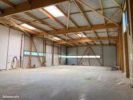 local bureaux 1 102 m²