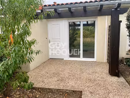 studio climatisé en rez de chaussée avec terrasse et parking