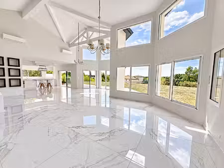 maison contemporaine t5 de 238 m² avec garage sur un terrain de 5 000 m²