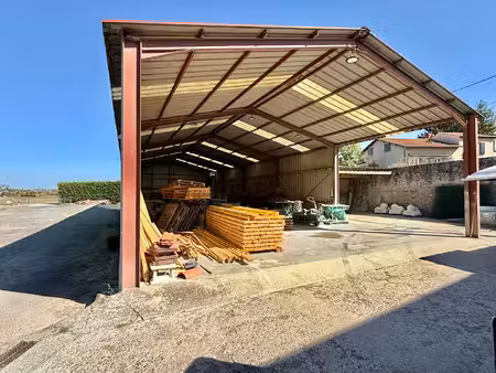 proximité immédiate de riom / local d'activité fonctionnel de 865 m² sur terrain clos de 2