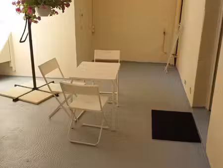 appartement avignon 2 pièce(s) 63 m2  cour  proche remparts  accès indépendant