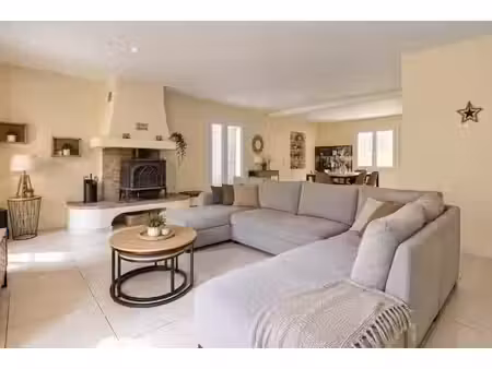maison calme avec piscine et dépendance