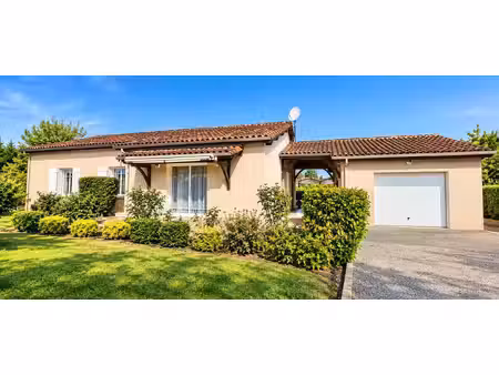 saint pierre d'eyraud   maison plain pied de 2005 sur 1155 m² de terrain .