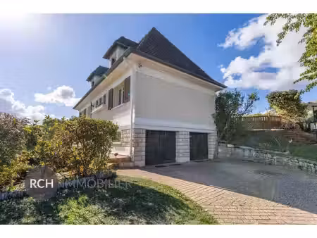 grande maison familiale dans un environnement calme