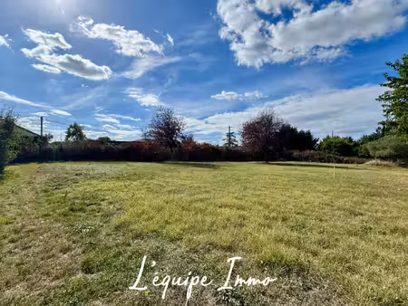 terrain plat 820 m2 environ