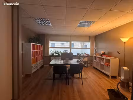 bureau à louer dans local professionnel