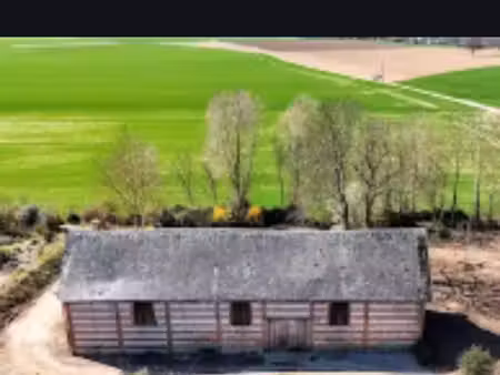 bâtiment à rénover en briques et silex