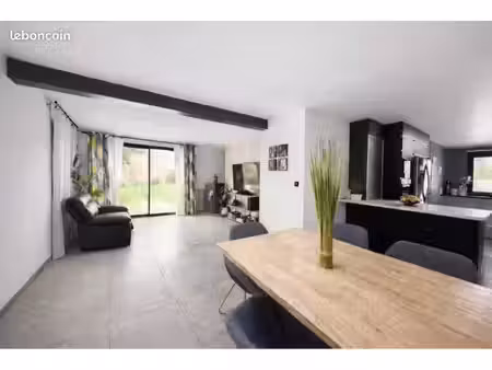 à louer – maison t5 de 106 m² avec extérieur – crots (05200)