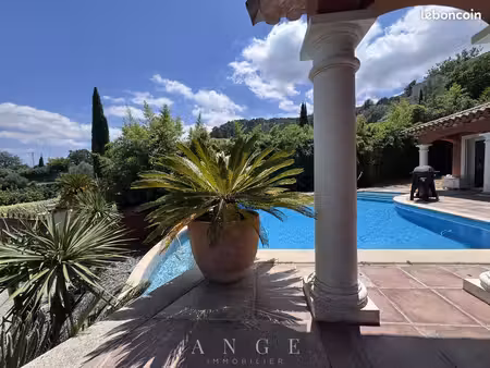 villa 5 pièces 150 m²