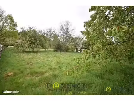 terrain 1090 m² anould