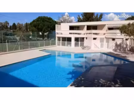 studio proche mer dans résidence avec piscine