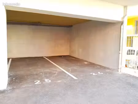 place parking dans résidence privée