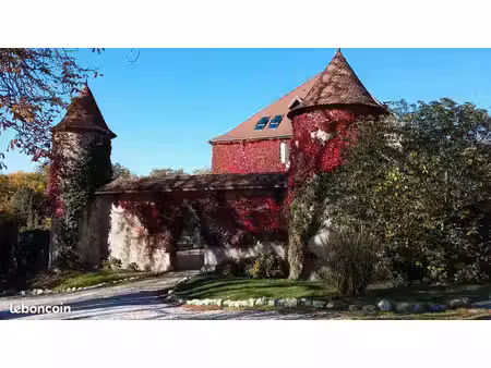 magnifique f2 meublé de 30 m2 au sein du château du barioz - place de parking à dispositio