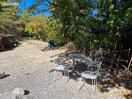 studio meublé au rez-de-jardin d'une maison avec grand jardin