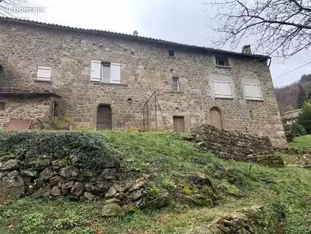 mas ardechois compose de 2 maisons