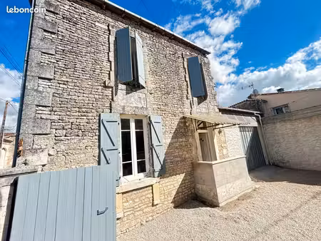a louer rouillac (le temple) maison (80m²) avec cour et garage 650