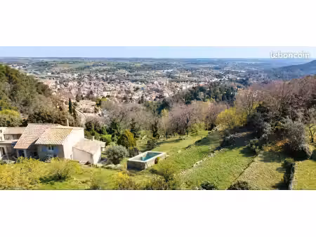 belle maison dominante
