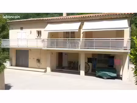 villa de 150m²  avec sous-sol complet  accès rivière avec plage privée
