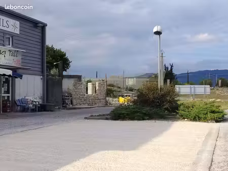 local commercial à louer – 100 m² – villeneuve-de-berg (n102)