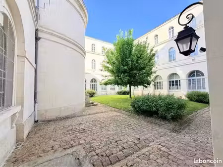 à louer  bel appartement de 50 m² à troyes  à deux pas de la cathédrale