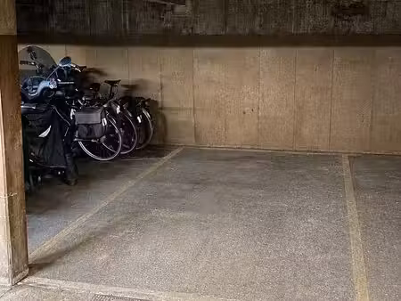 place de parking couverte montreuil