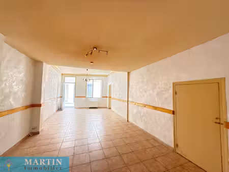 charmant f2 en rez-de-chaussée avec cour à céret  centre-vil