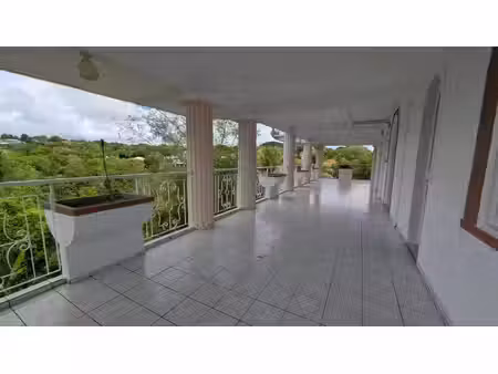 vaste appartement t4 (150 m2 hab)  situé au niveau inférieur d'une villa