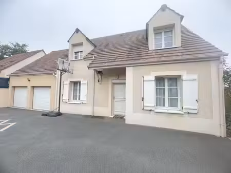 maison de 2014 avec 4 chambres et une véranda