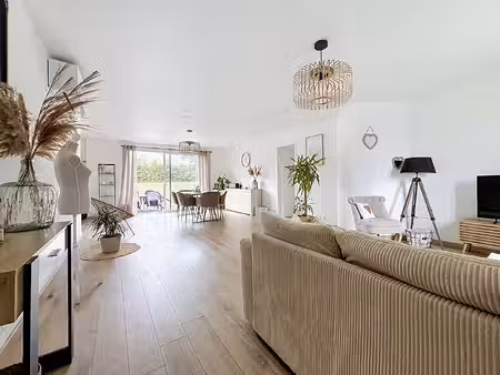 à louer à bourgneuf-en-mauges  découvrez cette maison récente de plain-pied de 80 m²