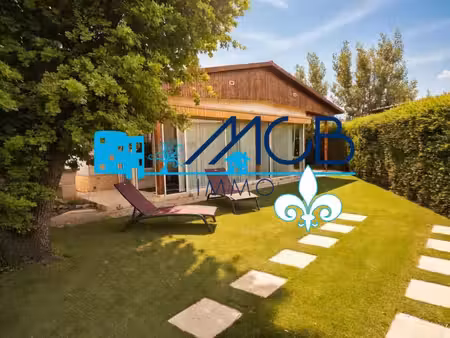 chalet en bon état dans domaine avec piscine