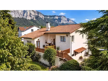 maison familiale 135 m² + 132 m² d'annexes – fort potentie